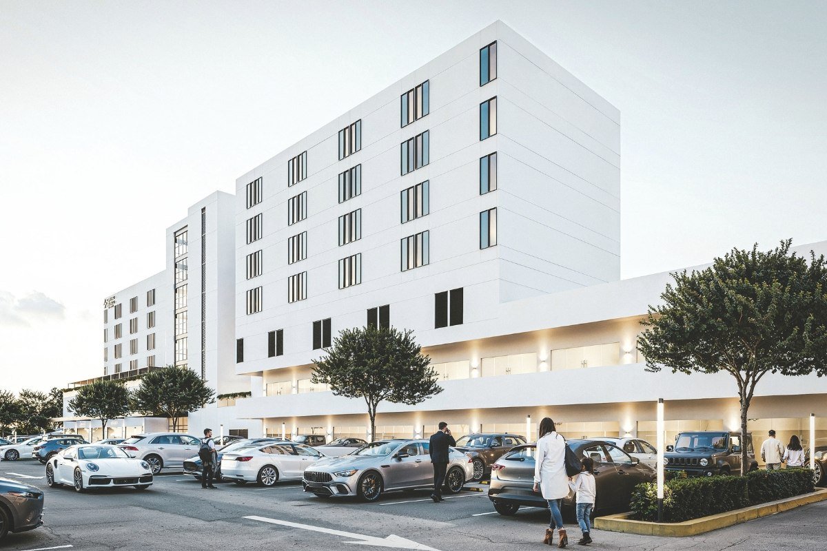 Centro Médico Zibatá, edificio de cristal y acero en Querétaro